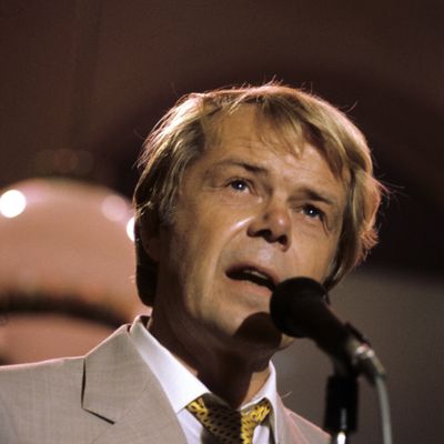 Lasse Mårtenson esiintyy TV1:n viihdeohjelmassa "Viikonlopputelevisio" vuonna 1984.