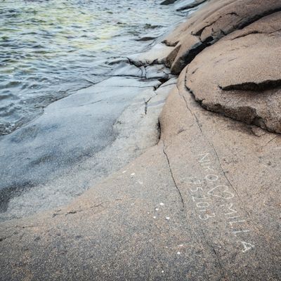 Kallioon hakattu nimet Niko ja Milla ja päivämäärä 17.5.2013