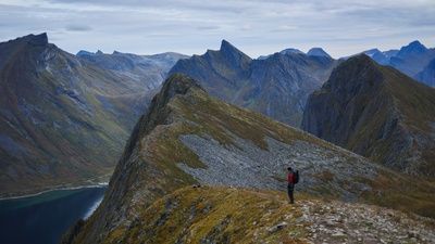 Kuvassa Joonas Hamunen seisoo Norjan vuoristoilla.
