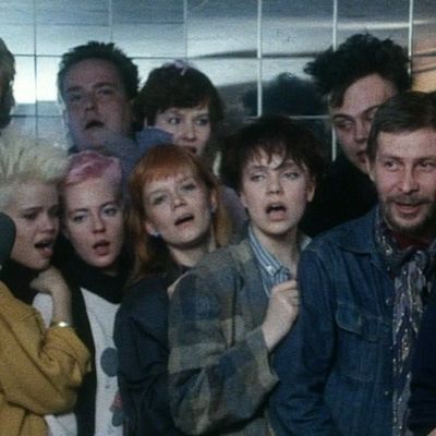 Apua! Orkesterin kuoro levyttämässä hyväntekeväisyyssingleä vuonna 1985.