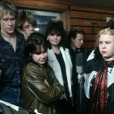 Apua! Orkesterin laulusolistit levyttämässä hyväntekeväisyyssingleä vuonna 1985.