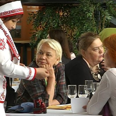 kansallispukuja fennougristi kokouksessa
