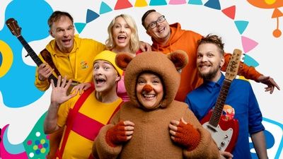 Leikit&auml;&auml;n Pikku Kakkosta -julistekuva, miss&auml; mukana on ohjelman esiintyji&auml;.