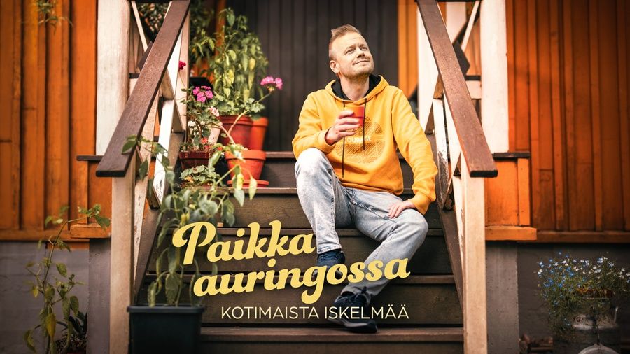 Kuvassa Paikka auringossa -ohjelman juontaja Jyrki Hakanen.
