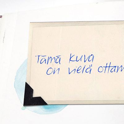 Valkoiselle kirjan lehdelle kirjoitettu käsinkirjoitettu teksti "tämä kuva on vielä ottamatta"