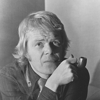 Lasse Mårtenson polttaa piippua vuonna 1973.