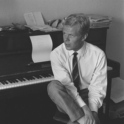 Lasse Mårtenson istuu pianon edessä vuonna 1965.