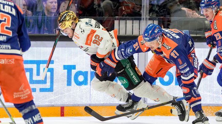 Ville Meskanen ei pääse pelaajan kynsistä. Kuva: Tomi Hänninen. (Tomi Hänninen)